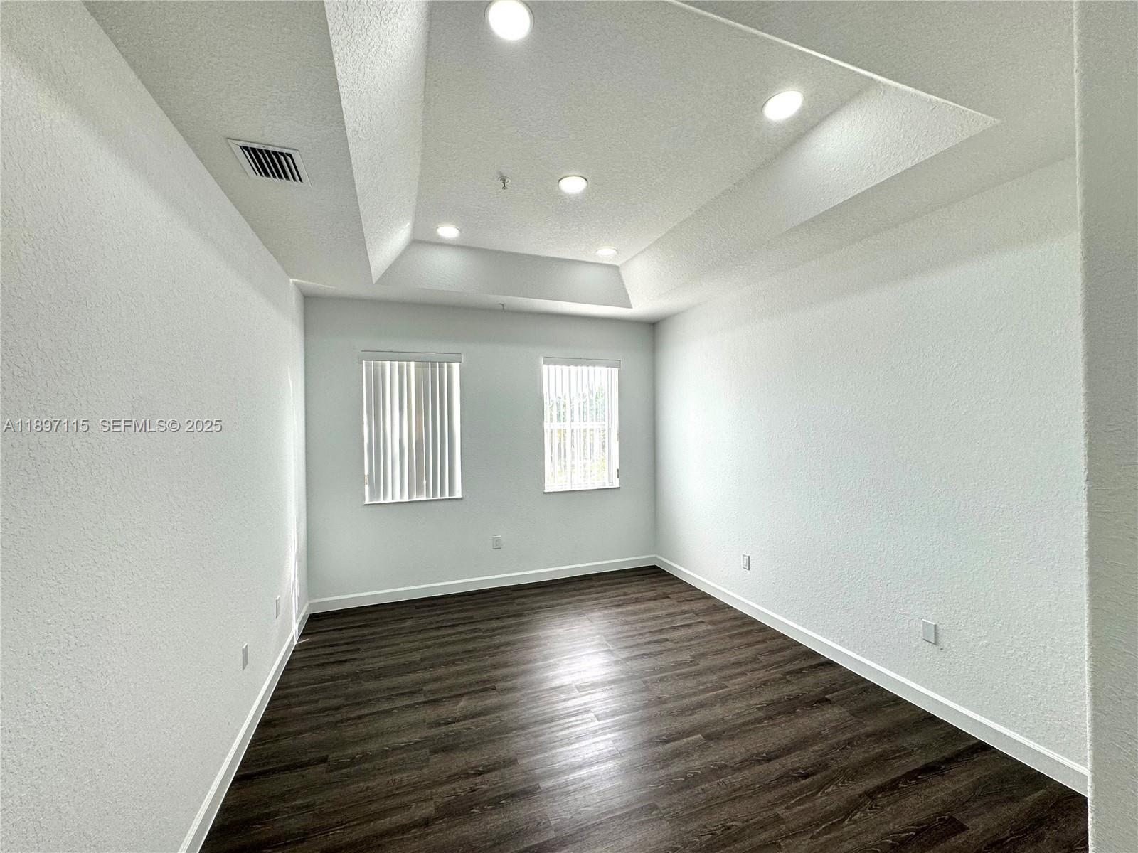 FONTAINBLEAU LAKES COURTY - Residential