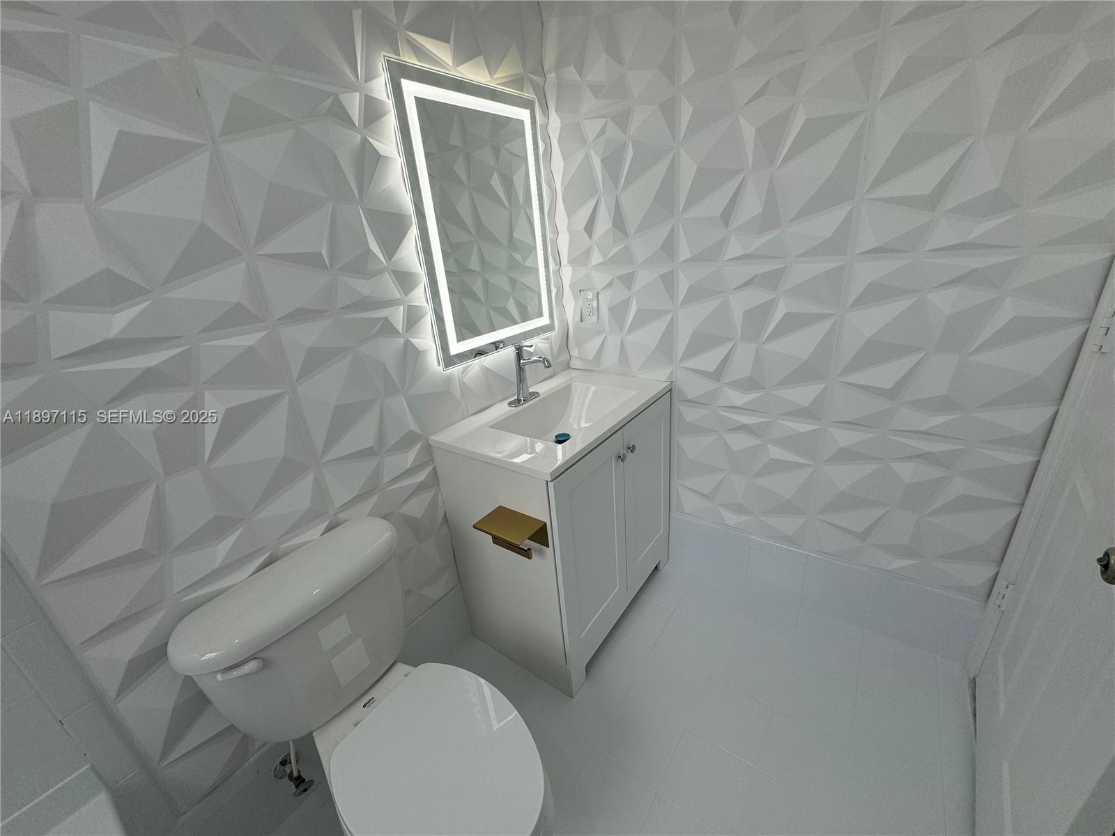 FONTAINBLEAU LAKES COURTY - Residential