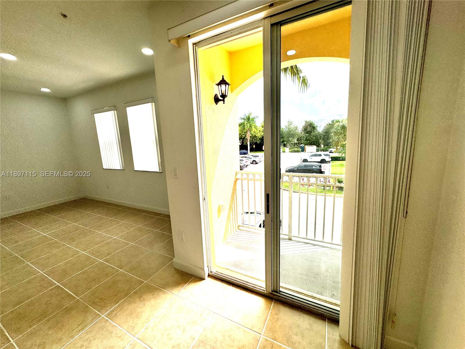 FONTAINBLEAU LAKES COURTY - Residential