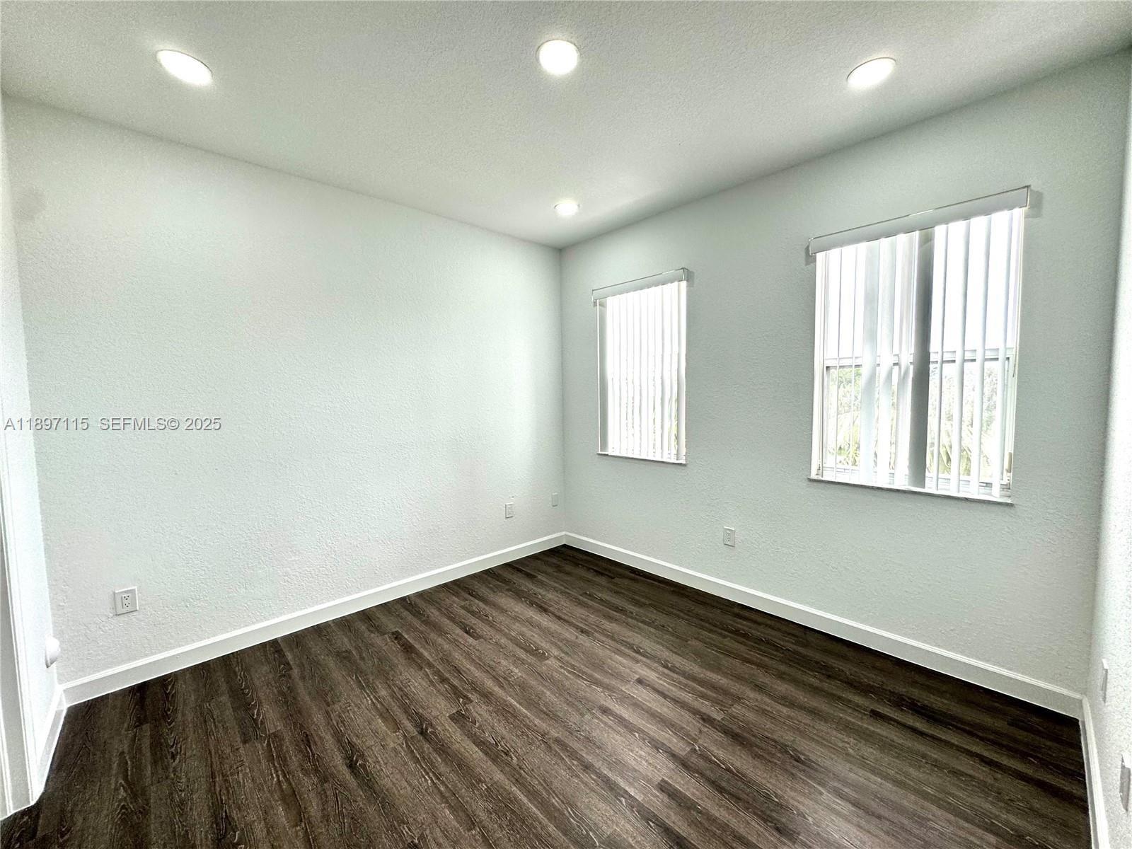 FONTAINBLEAU LAKES COURTY - Residential