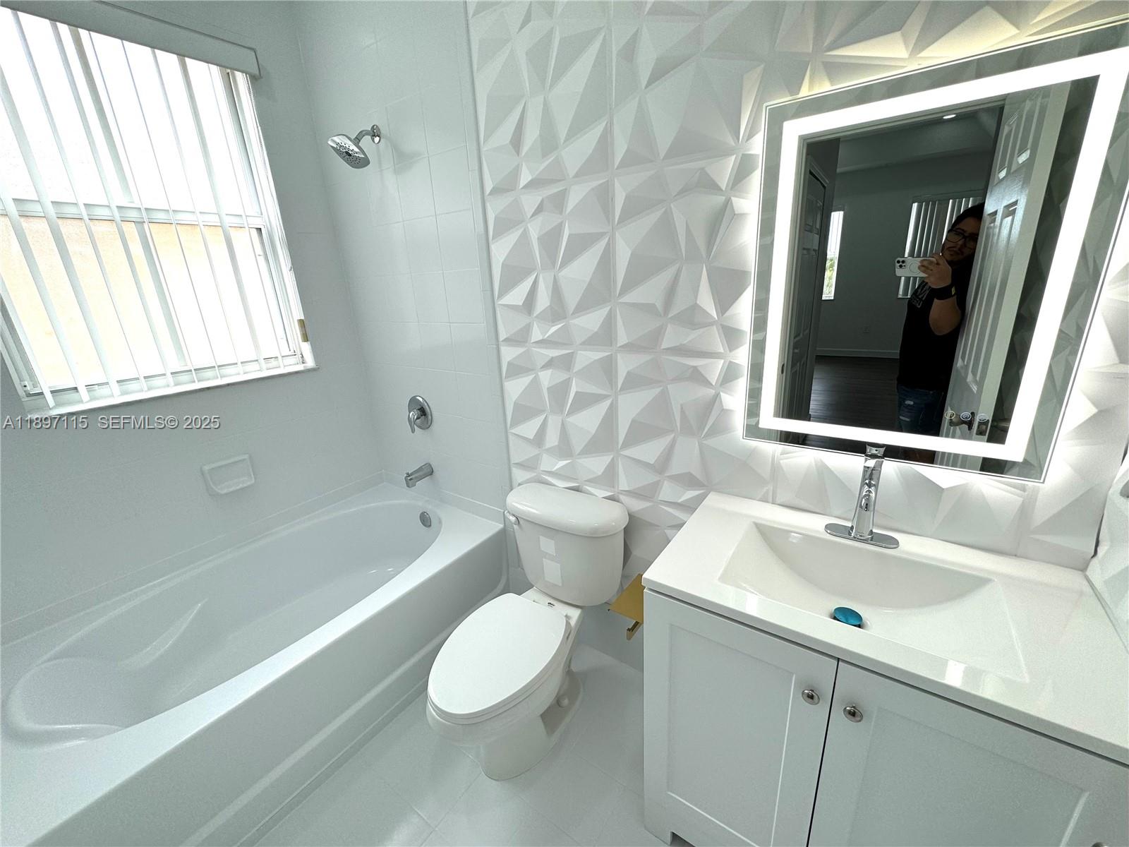 FONTAINBLEAU LAKES COURTY - Residential