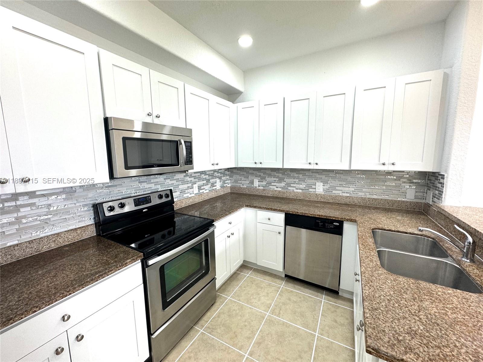 FONTAINBLEAU LAKES COURTY - Residential