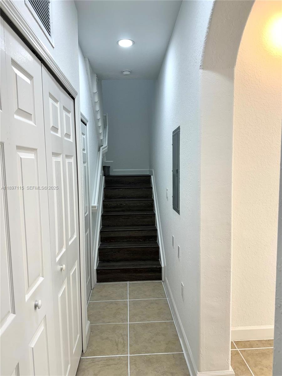 FONTAINBLEAU LAKES COURTY - Residential