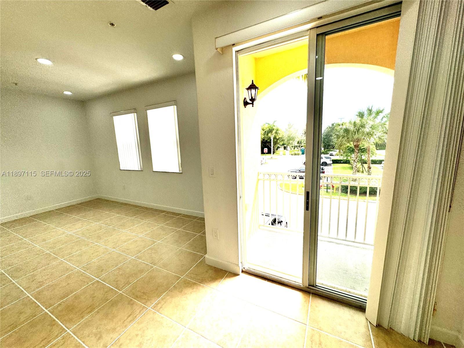 FONTAINBLEAU LAKES COURTY - Residential