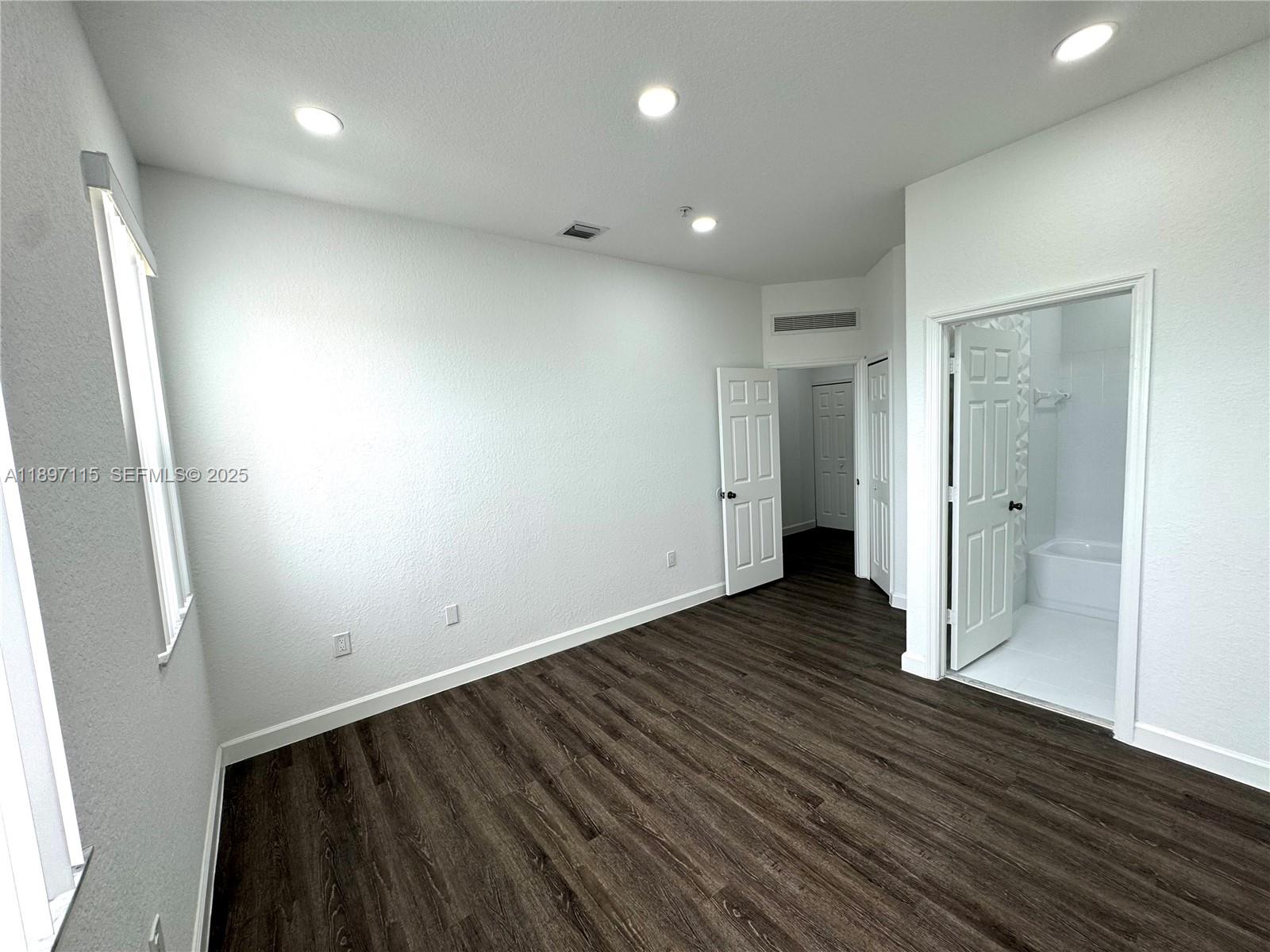 FONTAINBLEAU LAKES COURTY - Residential