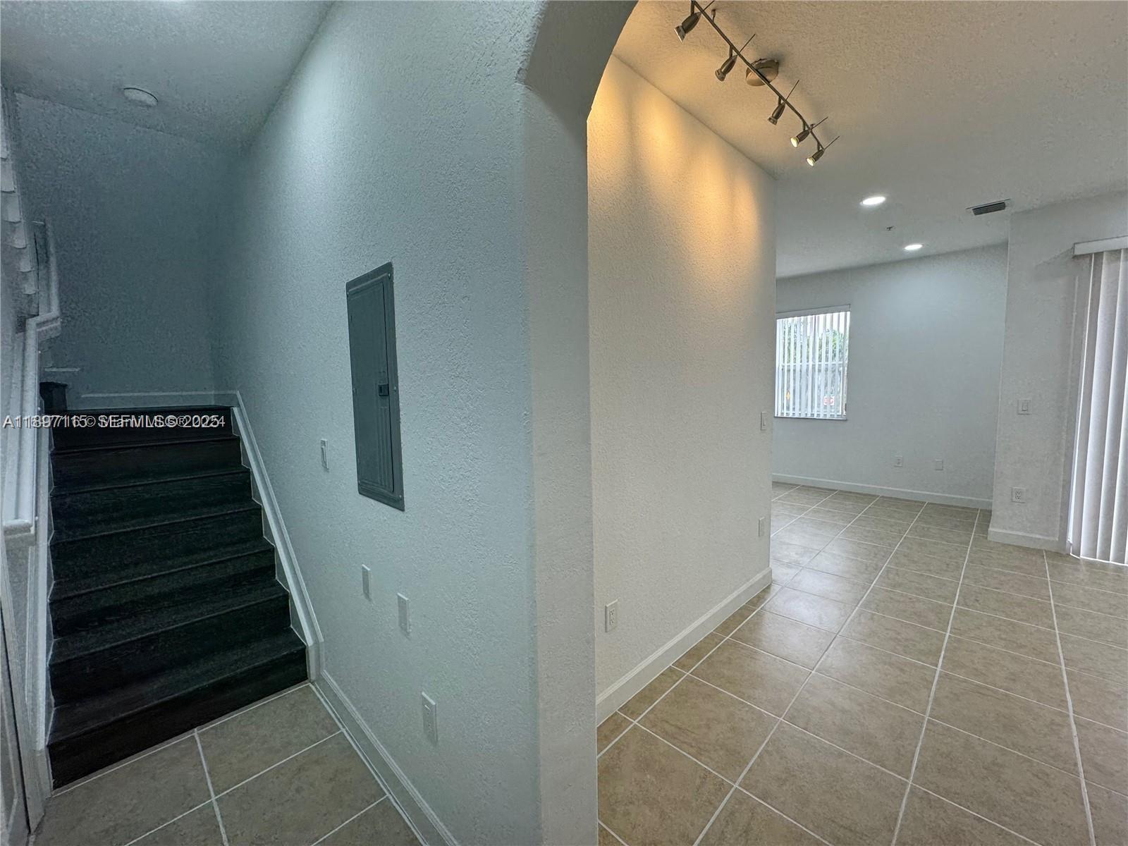 FONTAINBLEAU LAKES COURTY - Residential