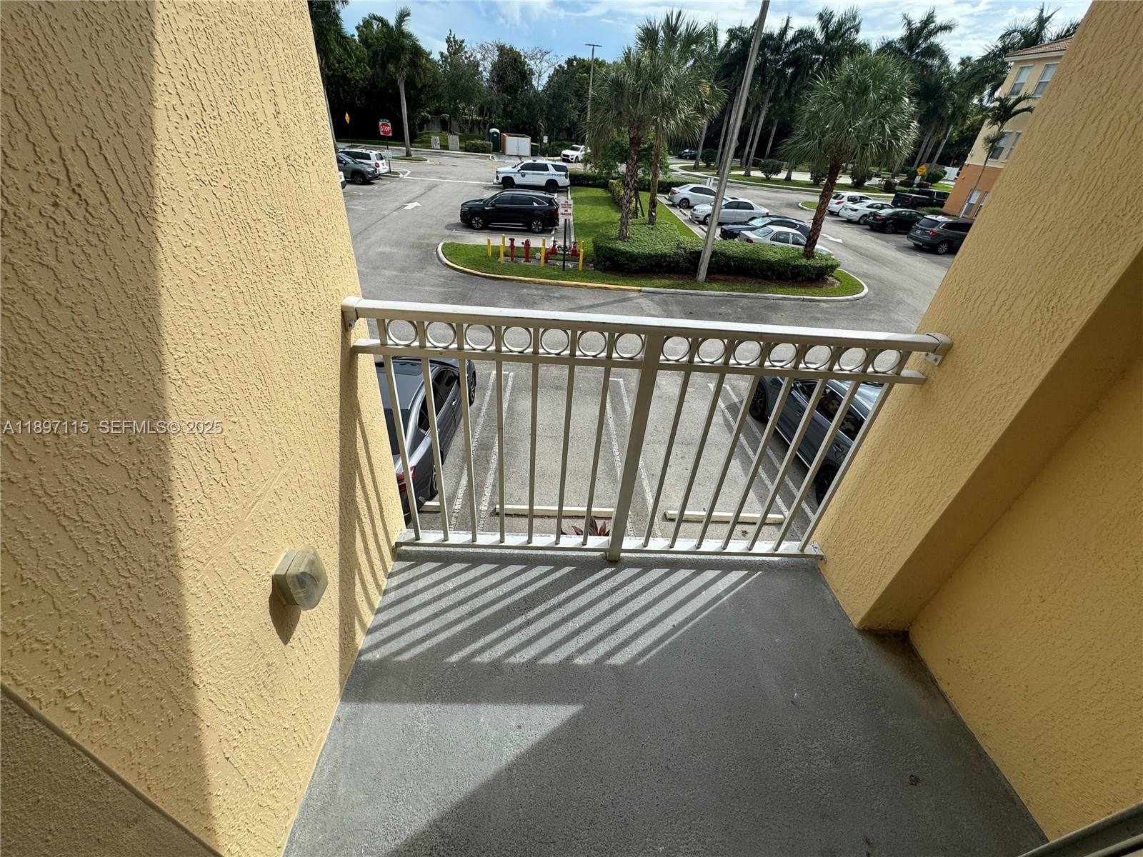 FONTAINBLEAU LAKES COURTY - Residential