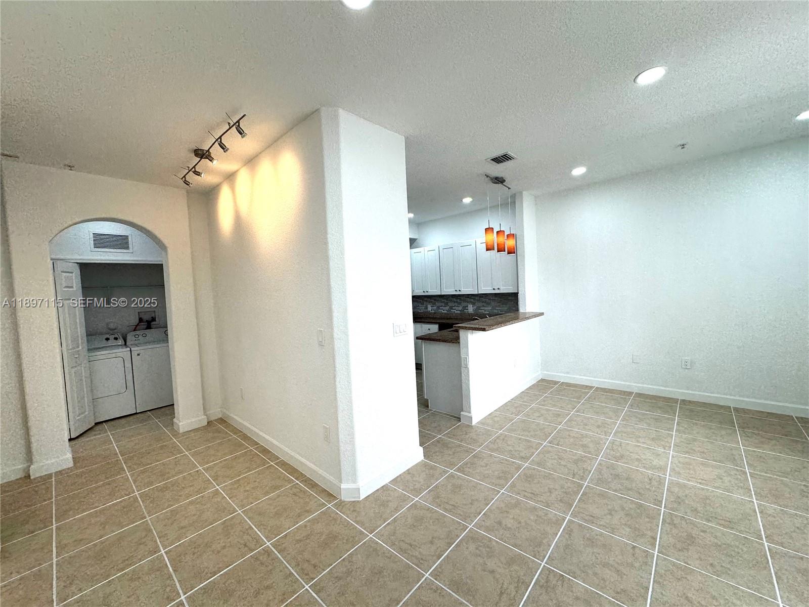 FONTAINBLEAU LAKES COURTY - Residential