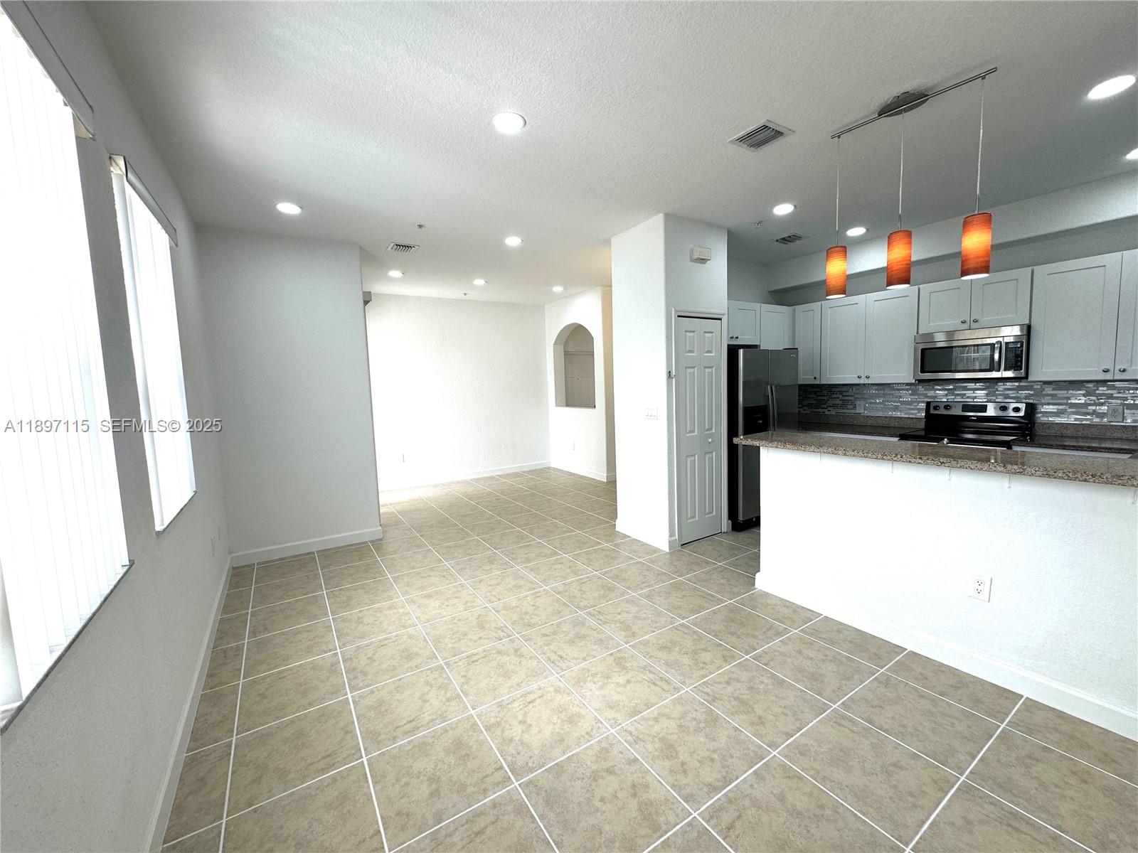 FONTAINBLEAU LAKES COURTY - Residential