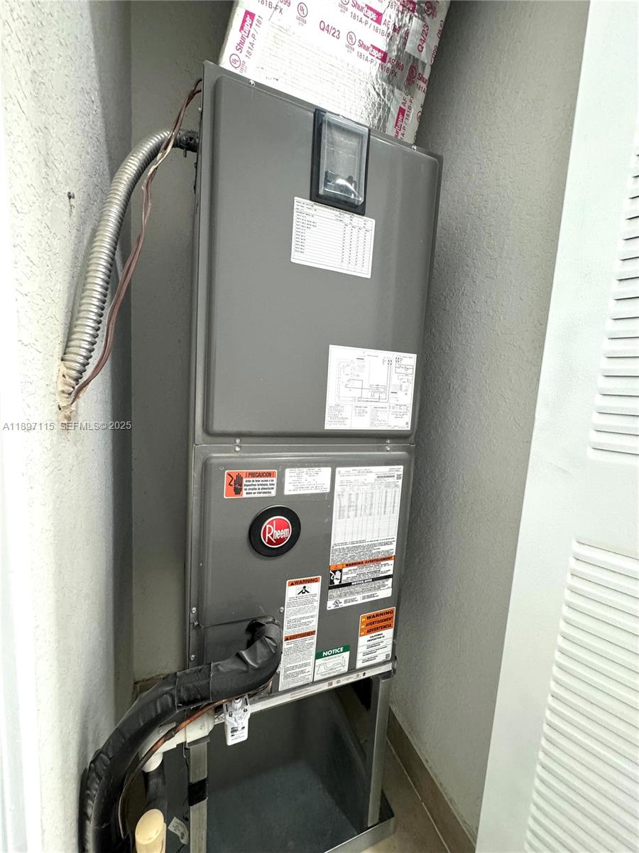 FONTAINBLEAU LAKES COURTY - Residential