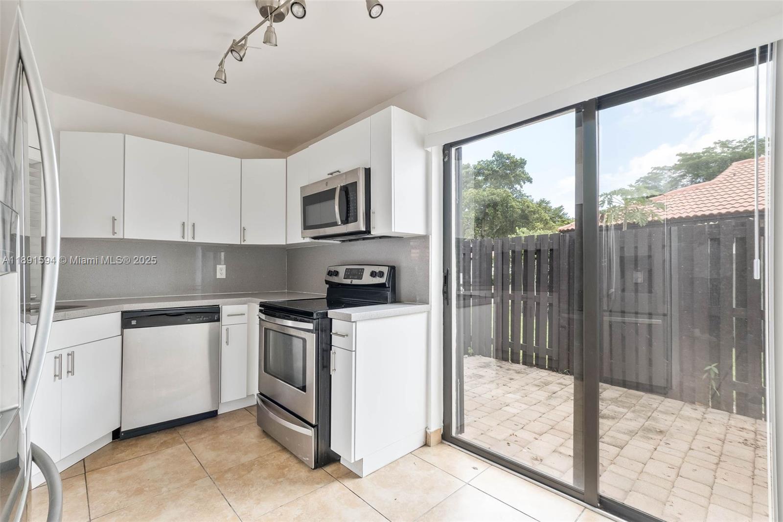 LAKES MEADOW VILG HOMES C - Residential