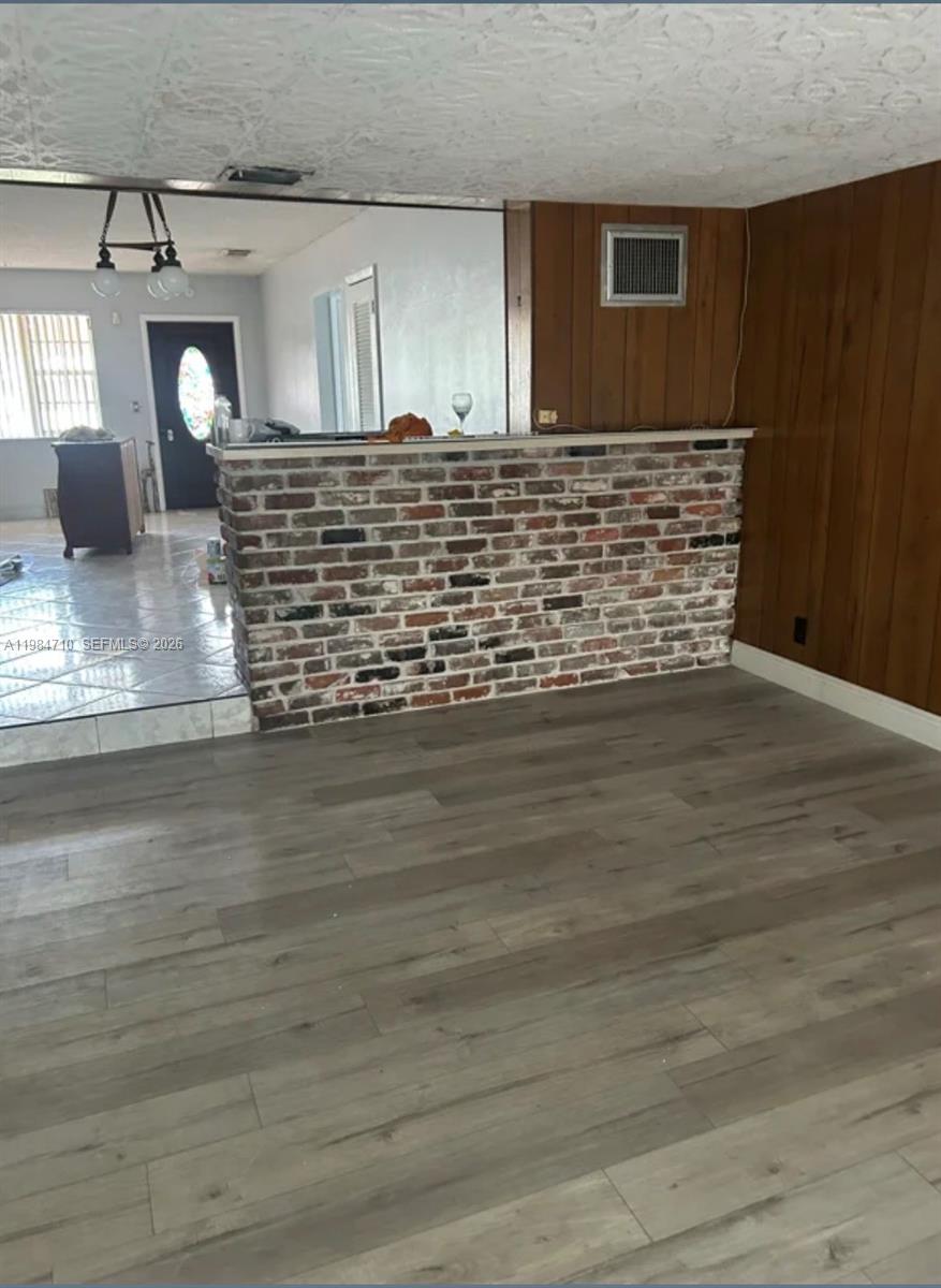 BISCAYNE GARDENS SEC F PA - Residential Lease
