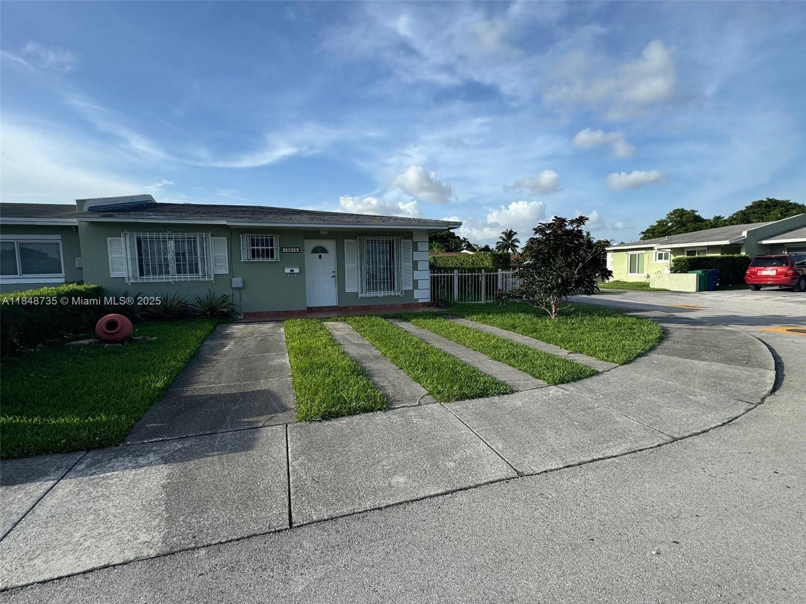 Centrally Located & Spacious Corner Townhouse. Don’t miss this great opportunity to rent a centrally located 2-bedroom, 2-bathroom corner townhouse with ample parking and a huge open space that can easily serve as a third bedroom, office, or family room. Located in the heart of Dade County, this property offers easy access to major highways, shopping centers, schools, and public transportation—close to everything! Water is not included. Available September 1st, 2025. Rental Requirements: Completed tenant application (attached) Copy of valid ID(s) One month of recent pay stubs Police report Serious inquiries only. Please present all offers with the required documents for quick landlord response. Contact us today to schedule a showing or for more information!