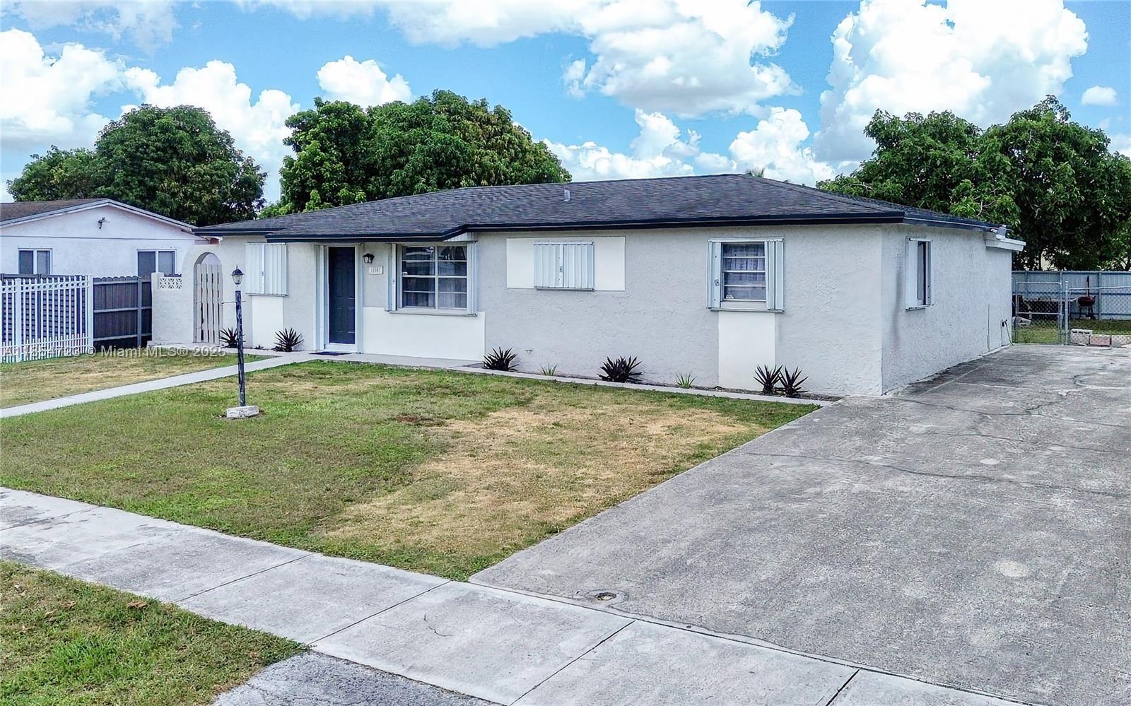 Spacious, Renovated Home in a Great Location. Discover this beautiful 4-bedroom home featuring fully renovated bathrooms and kitchen. Comes equipped with stainless steel appliances in excellent condition, ready for move-in. The white ceramic tile floors are in great shape, adding brightness, freshness, and a modern touch to the entire home. Includes an independent addition with bedroom, bathroom, living room, kitchen, and dining area — perfect for rental income, guests, or a private office space.
Enjoy a large private backyard ideal for family gatherings, gardening, or play areas, plus ample parking for multiple vehicles.
?