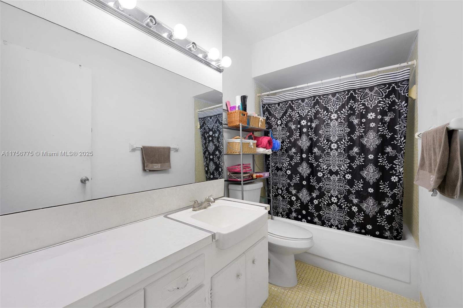 BISC LAKE GARDENS CONDO N - Residential