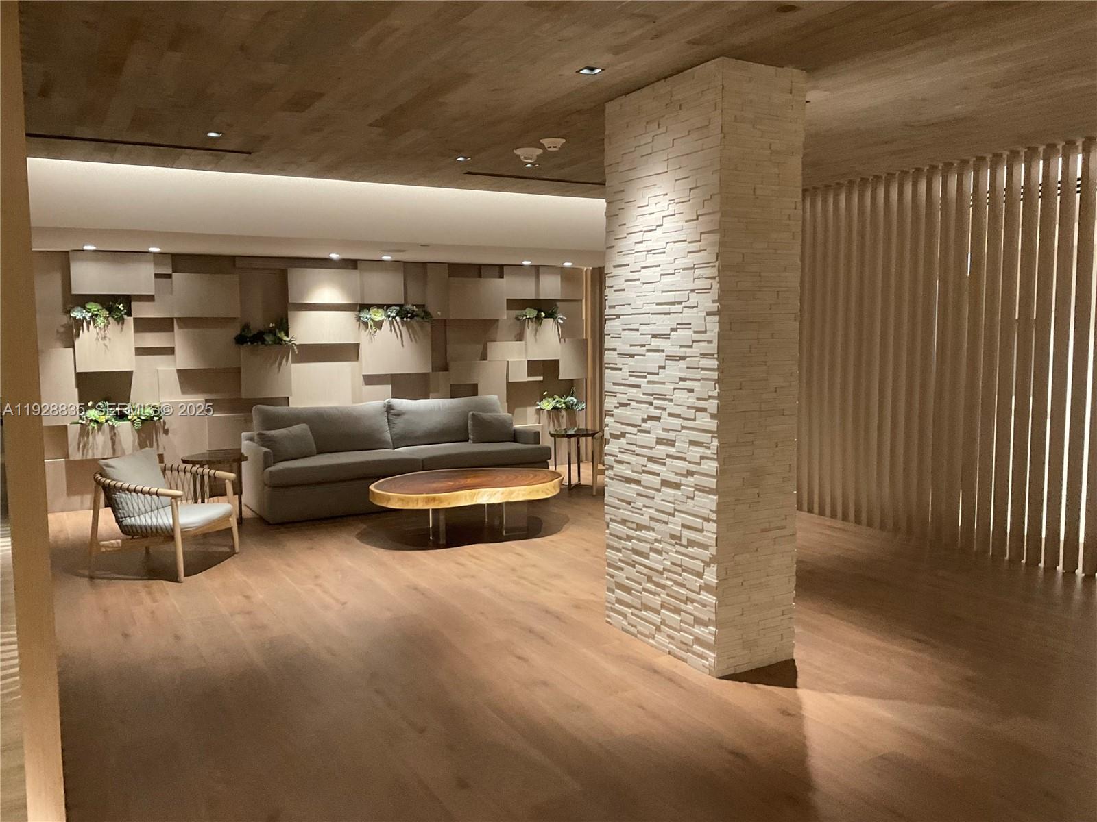 2301 Collins Ave 704