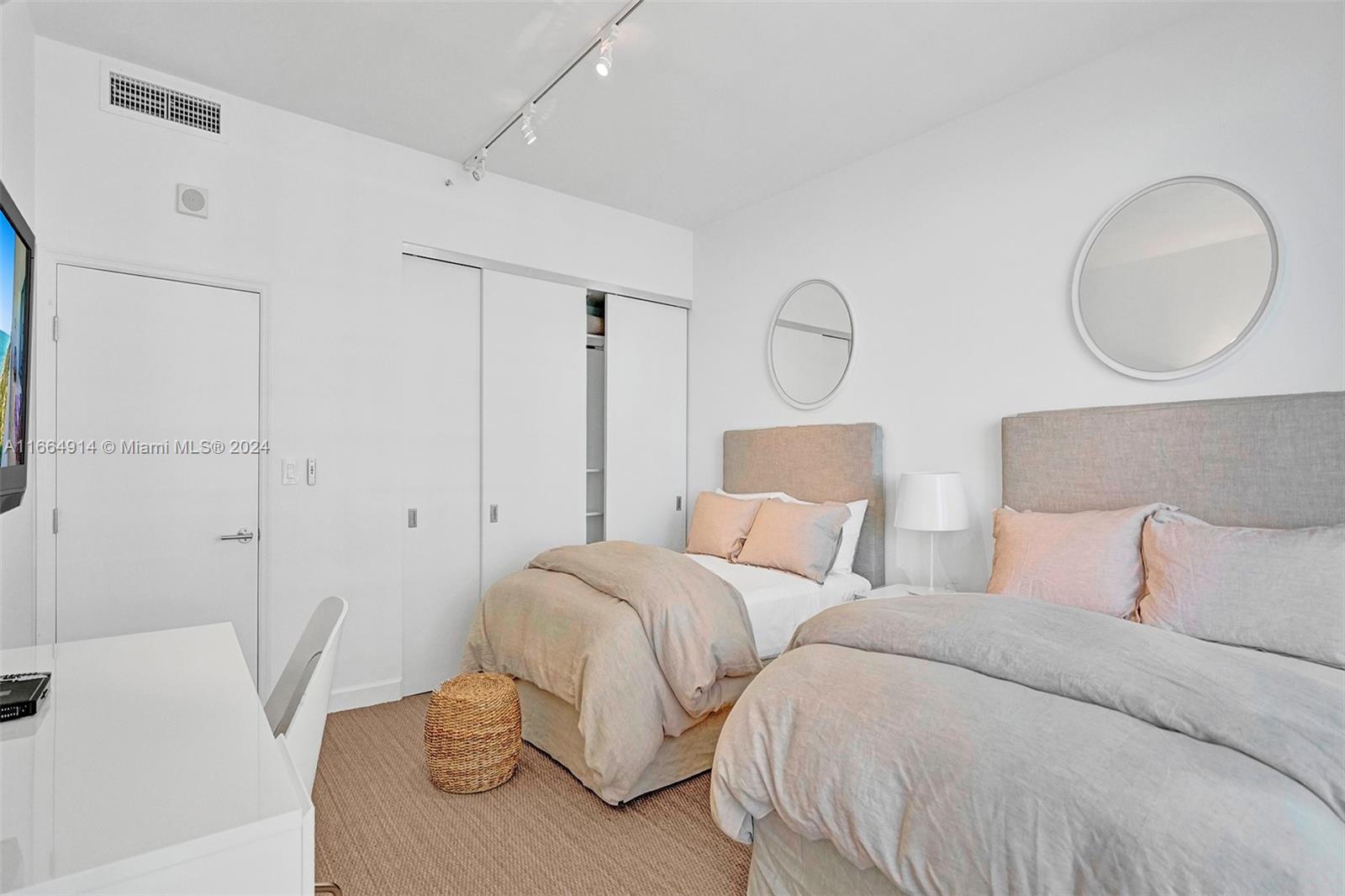 KENILWORTH CONDO - Residential