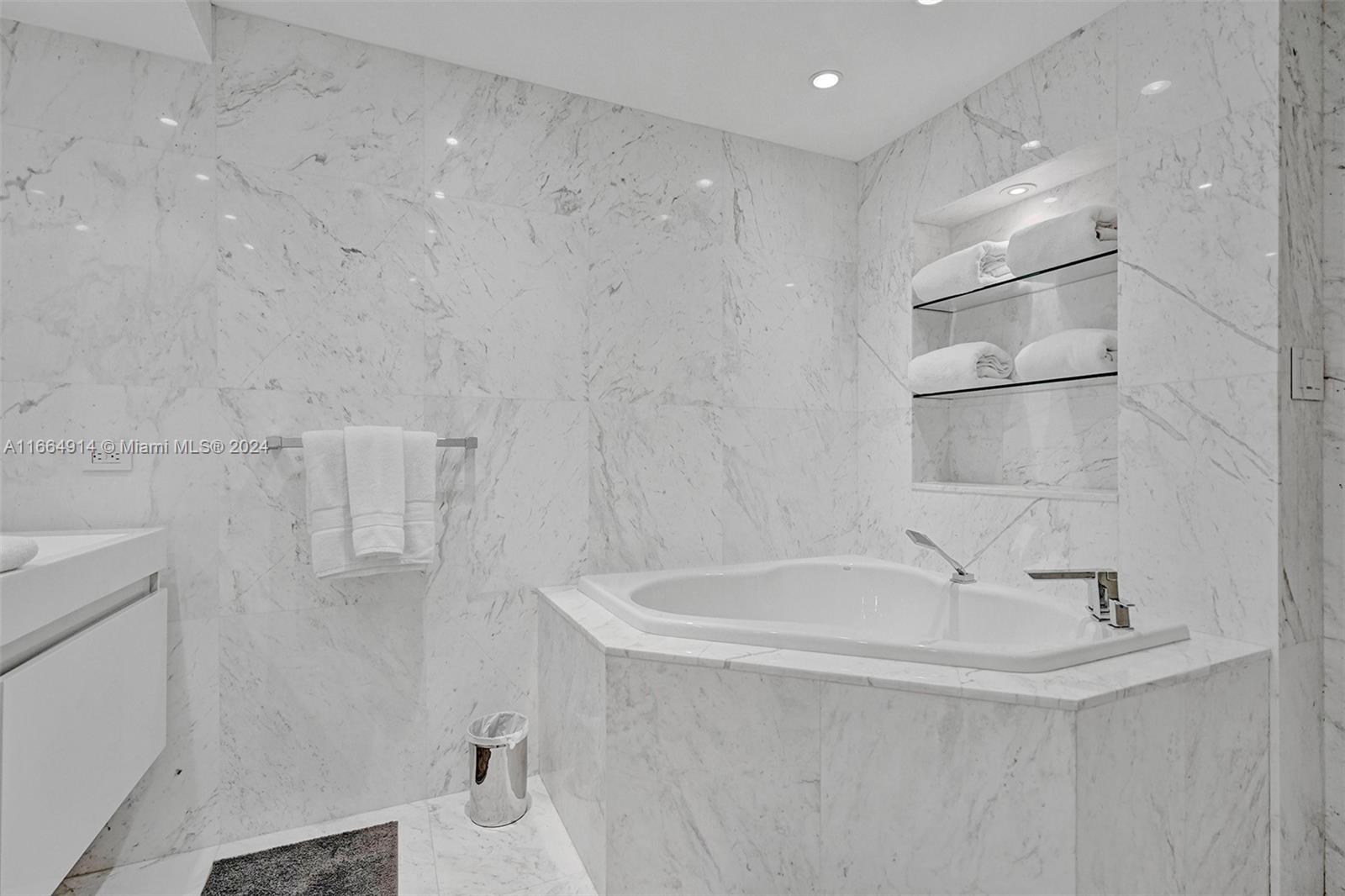 KENILWORTH CONDO - Residential