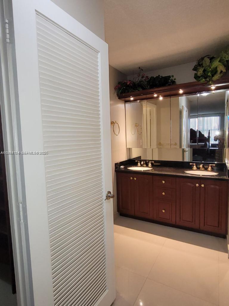 HALLMARK OF HOLLYWOOD CON - Residential Lease