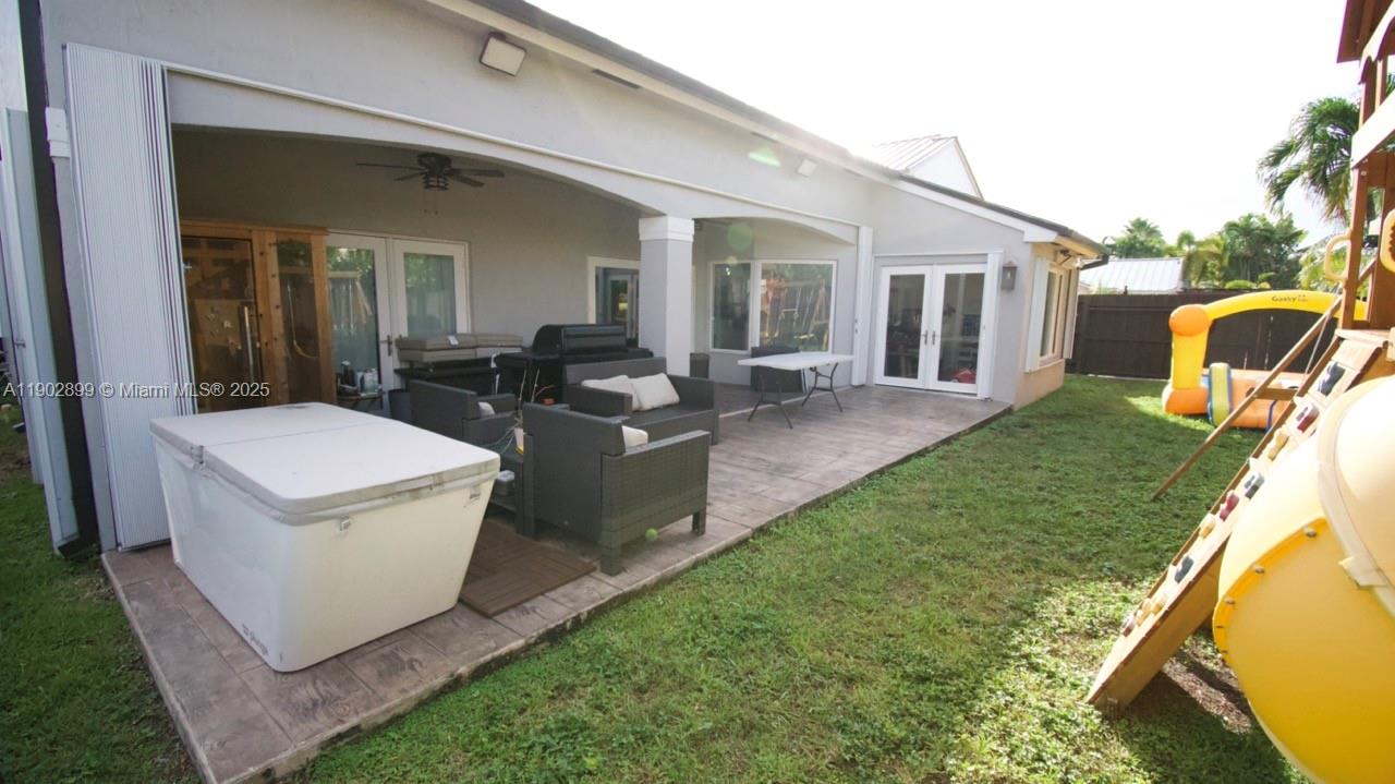 HEFTLER HOMES AT LAGO MAR - Residential