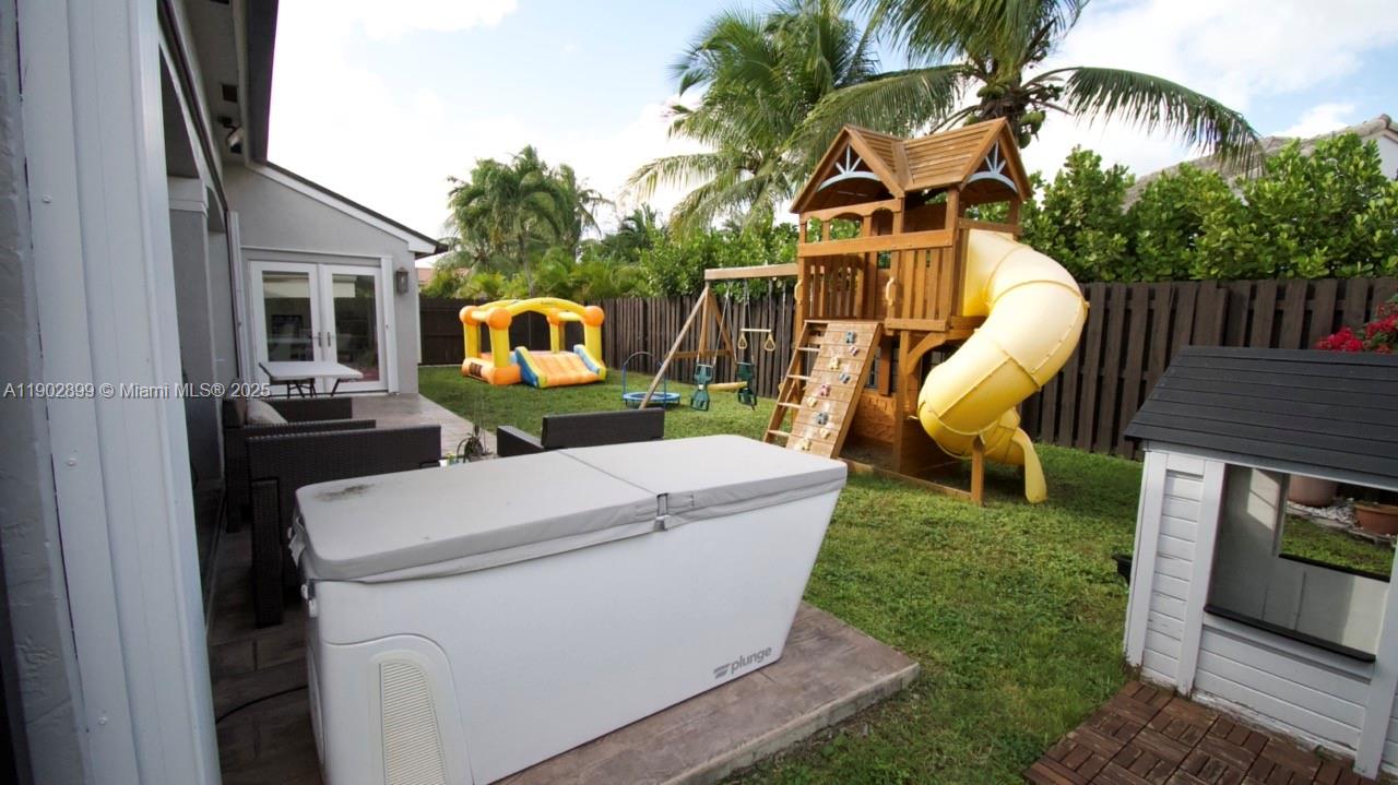 HEFTLER HOMES AT LAGO MAR - Residential