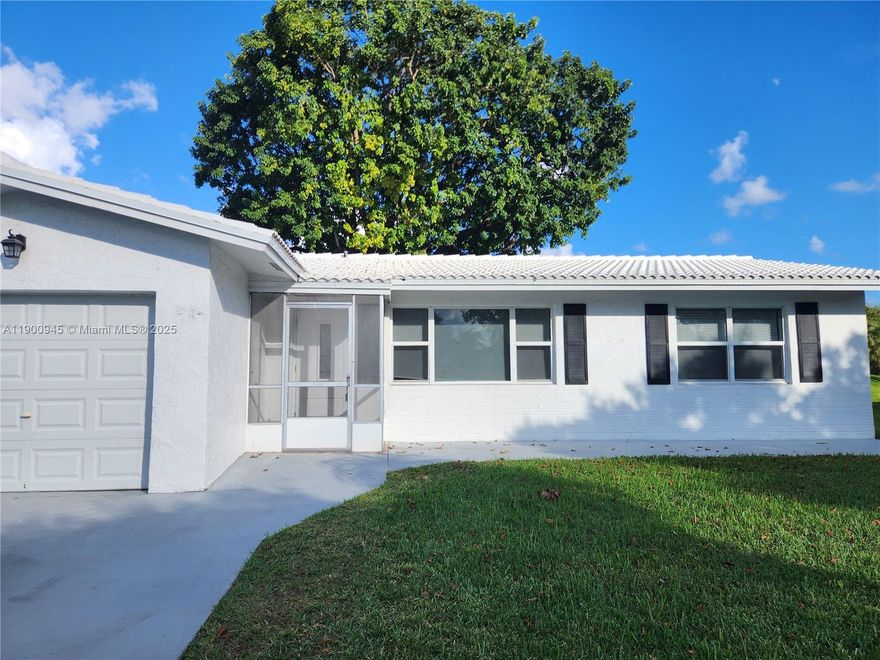 Come see this beautiful and updated home in sought after Lauderdale West. Gourmet kitchen with pantry, extra closet space in the master, extra large shower, sunroom overlooking the lake. Many amenities like fitness room, yoga, dance classes, community pool. Landscaping is covered by the association. Roof is covered by the association and was replaced less than 2 years ago.