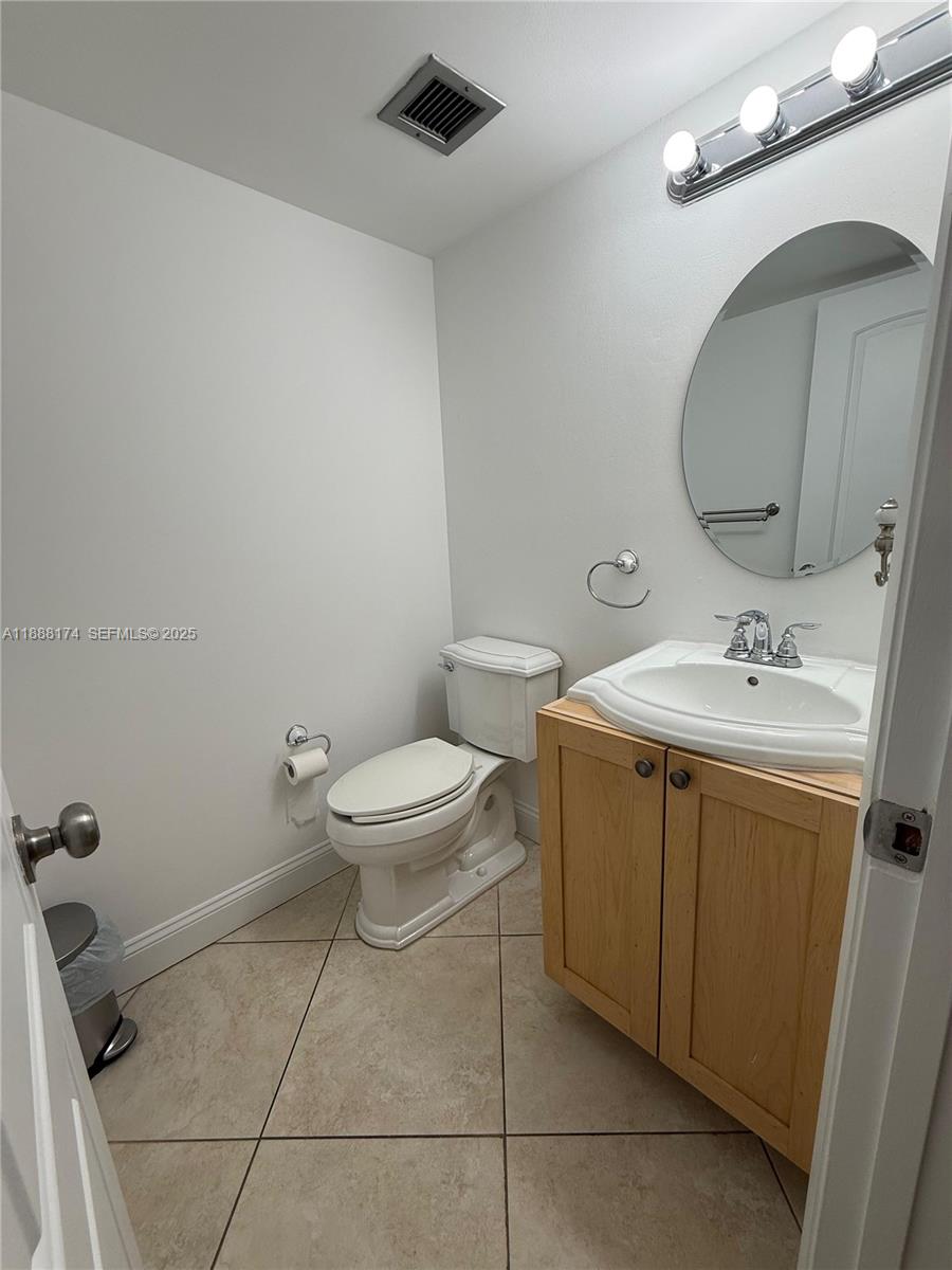 RIVER REACH CONDOMINIUM IV - Residential Lease