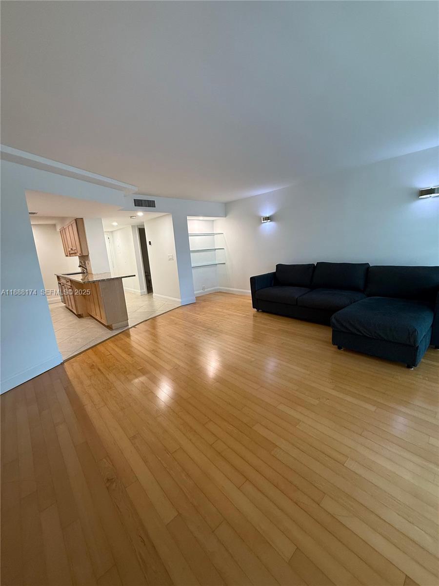 RIVER REACH CONDOMINIUM IV - Residential Lease