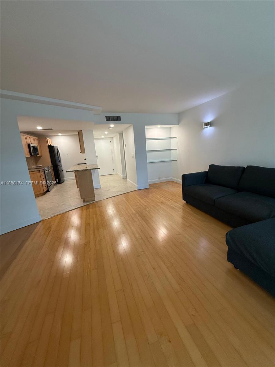 RIVER REACH CONDOMINIUM IV - Residential Lease