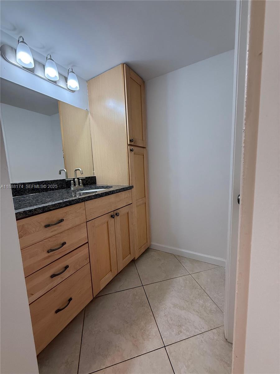 RIVER REACH CONDOMINIUM IV - Residential Lease