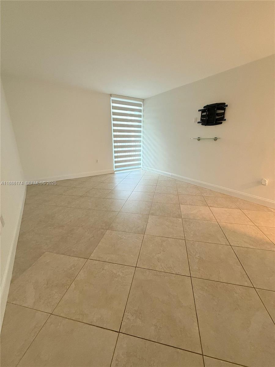 RIVER REACH CONDOMINIUM IV - Residential Lease