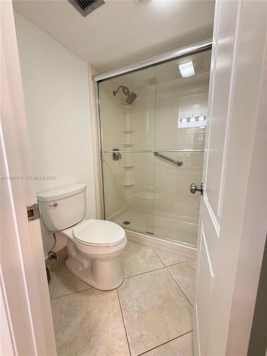 RIVER REACH CONDOMINIUM IV - Residential Lease