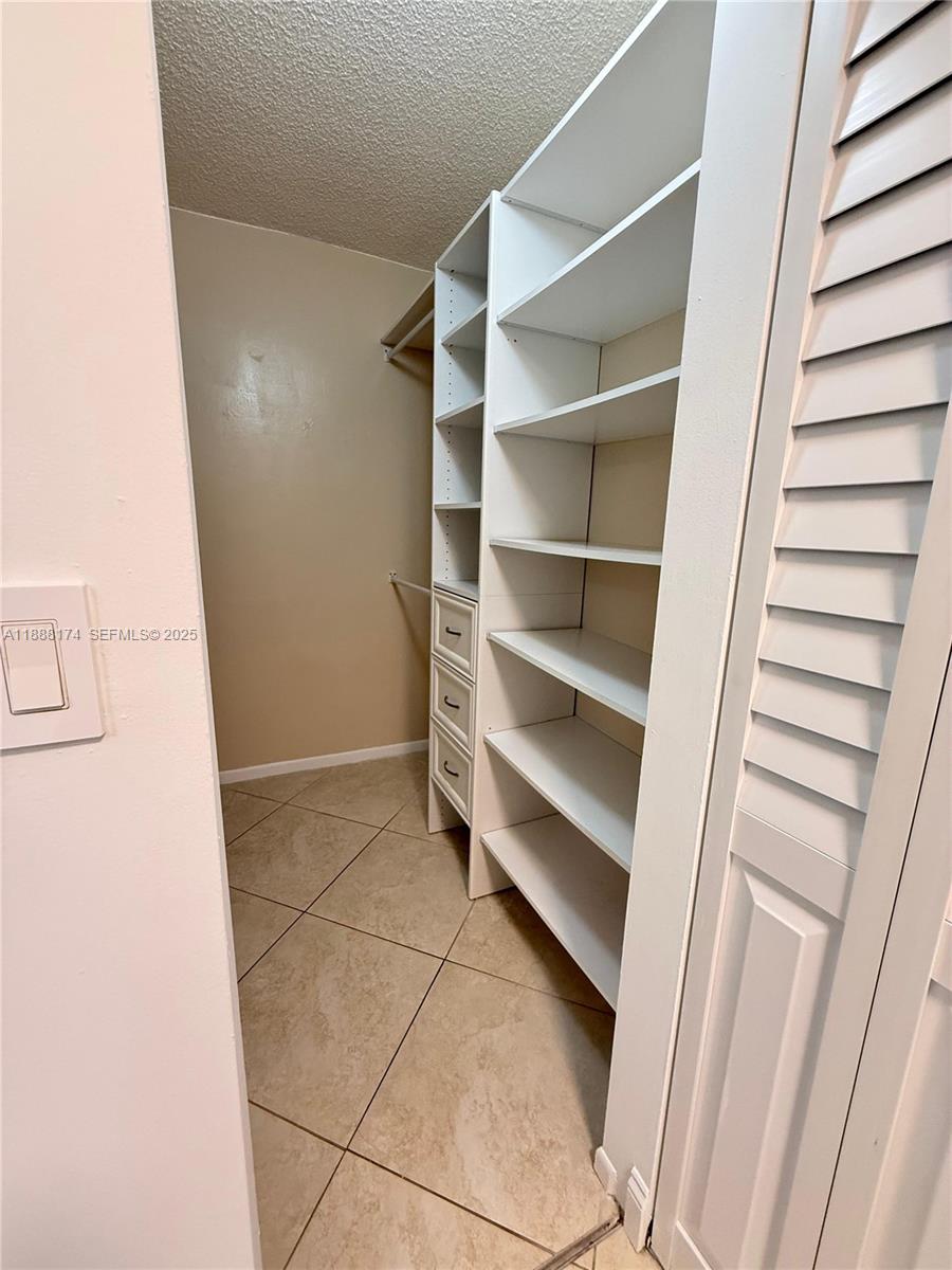 RIVER REACH CONDOMINIUM IV - Residential Lease