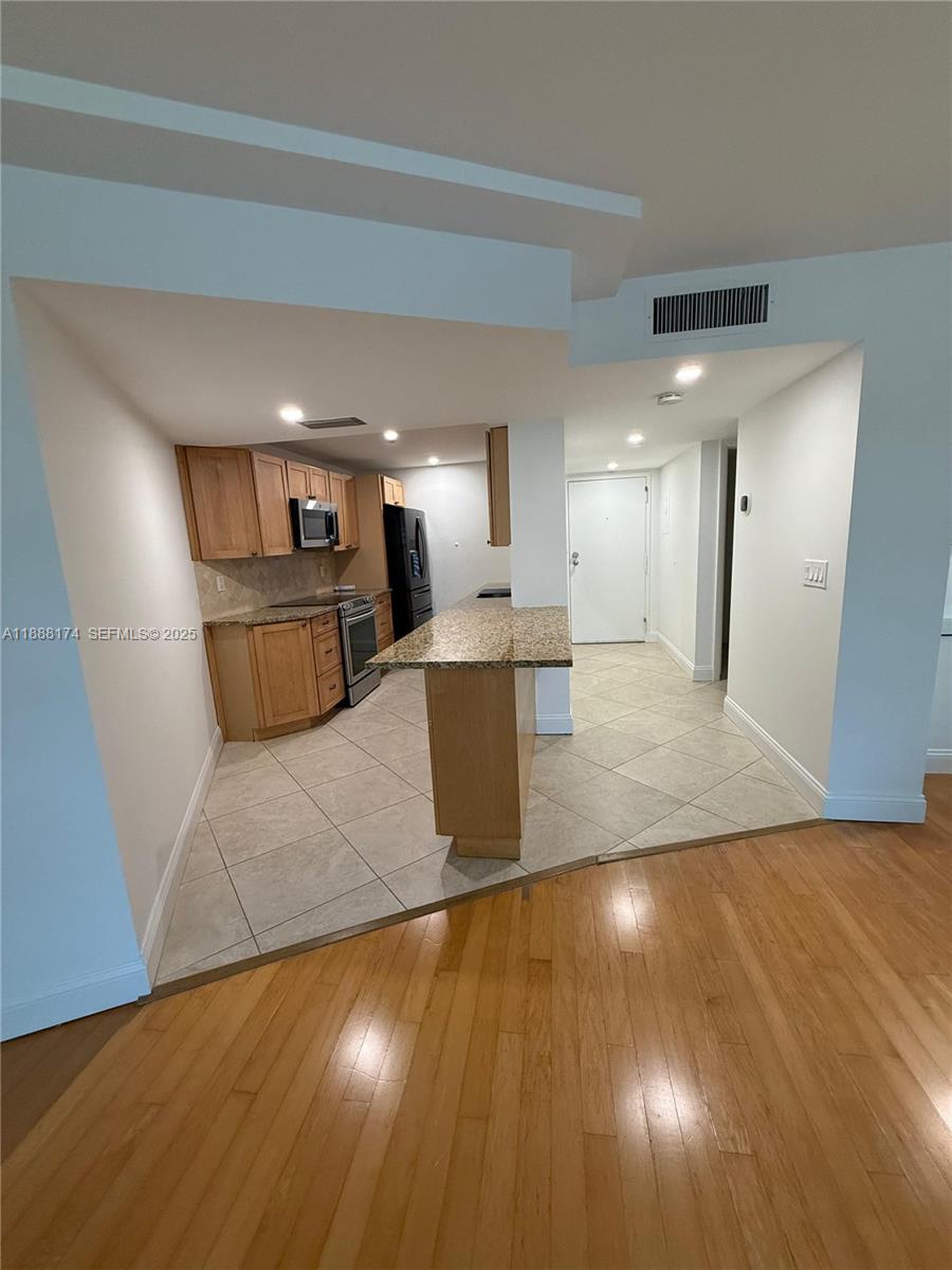 RIVER REACH CONDOMINIUM IV - Residential Lease