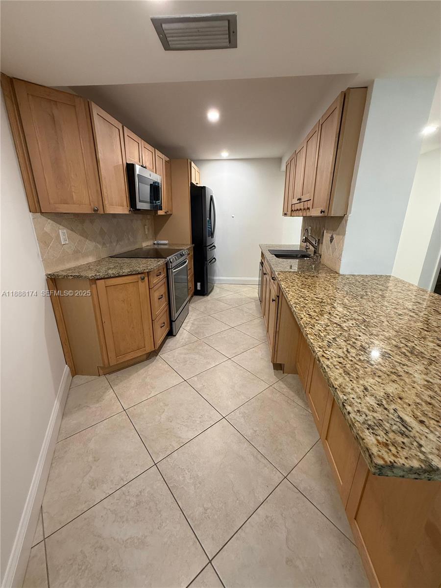 RIVER REACH CONDOMINIUM IV - Residential Lease