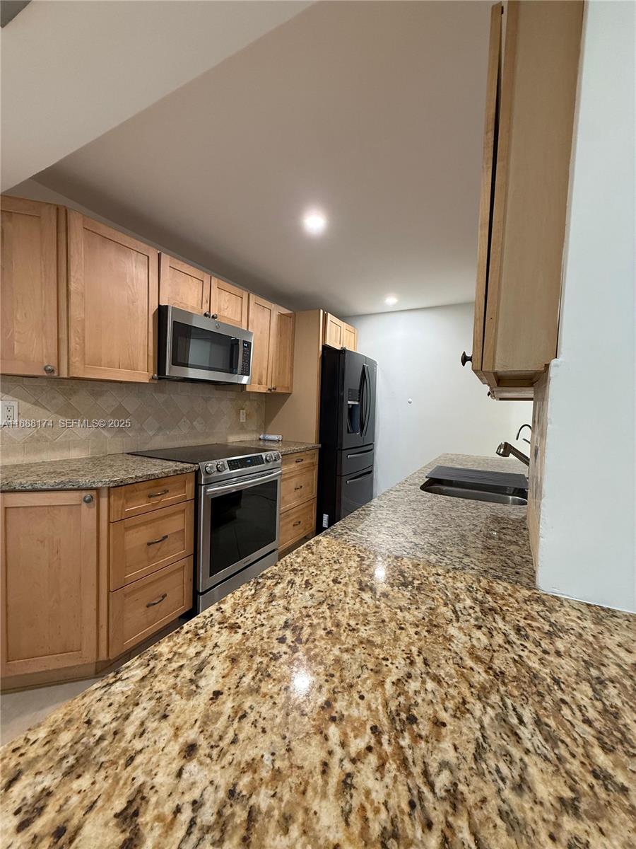 RIVER REACH CONDOMINIUM IV - Residential Lease