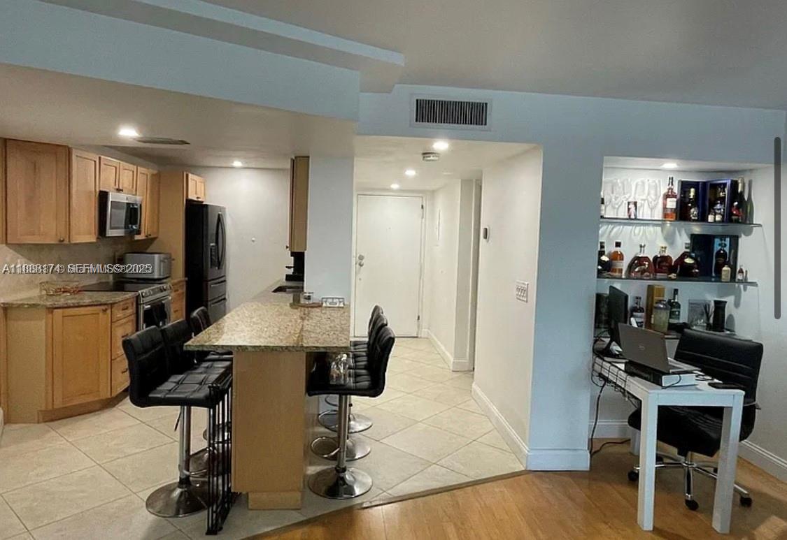 RIVER REACH CONDOMINIUM IV - Residential Lease