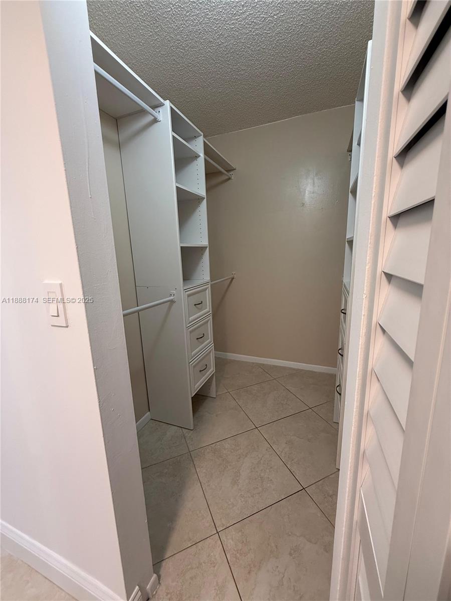 RIVER REACH CONDOMINIUM IV - Residential Lease