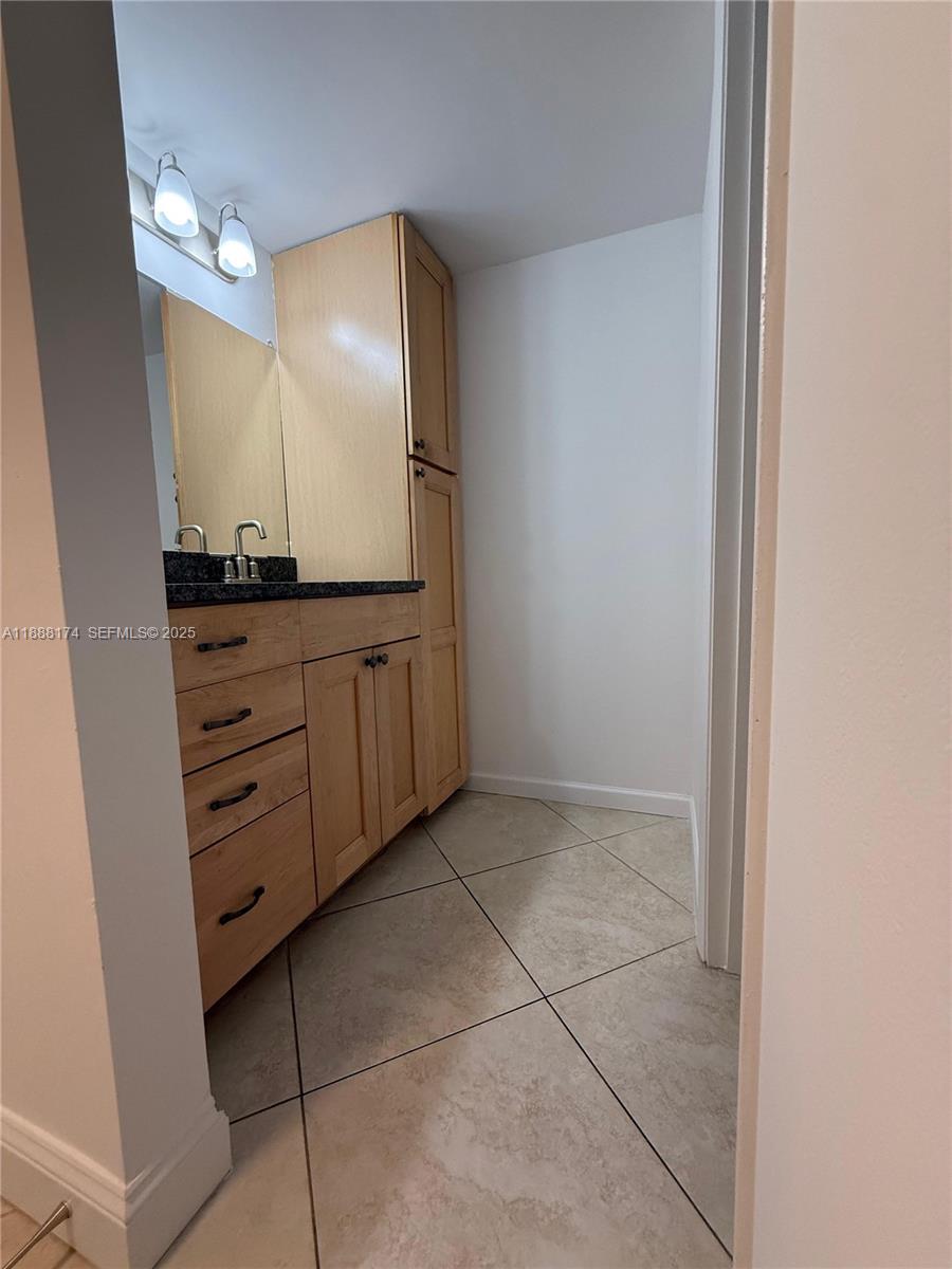 RIVER REACH CONDOMINIUM IV - Residential Lease