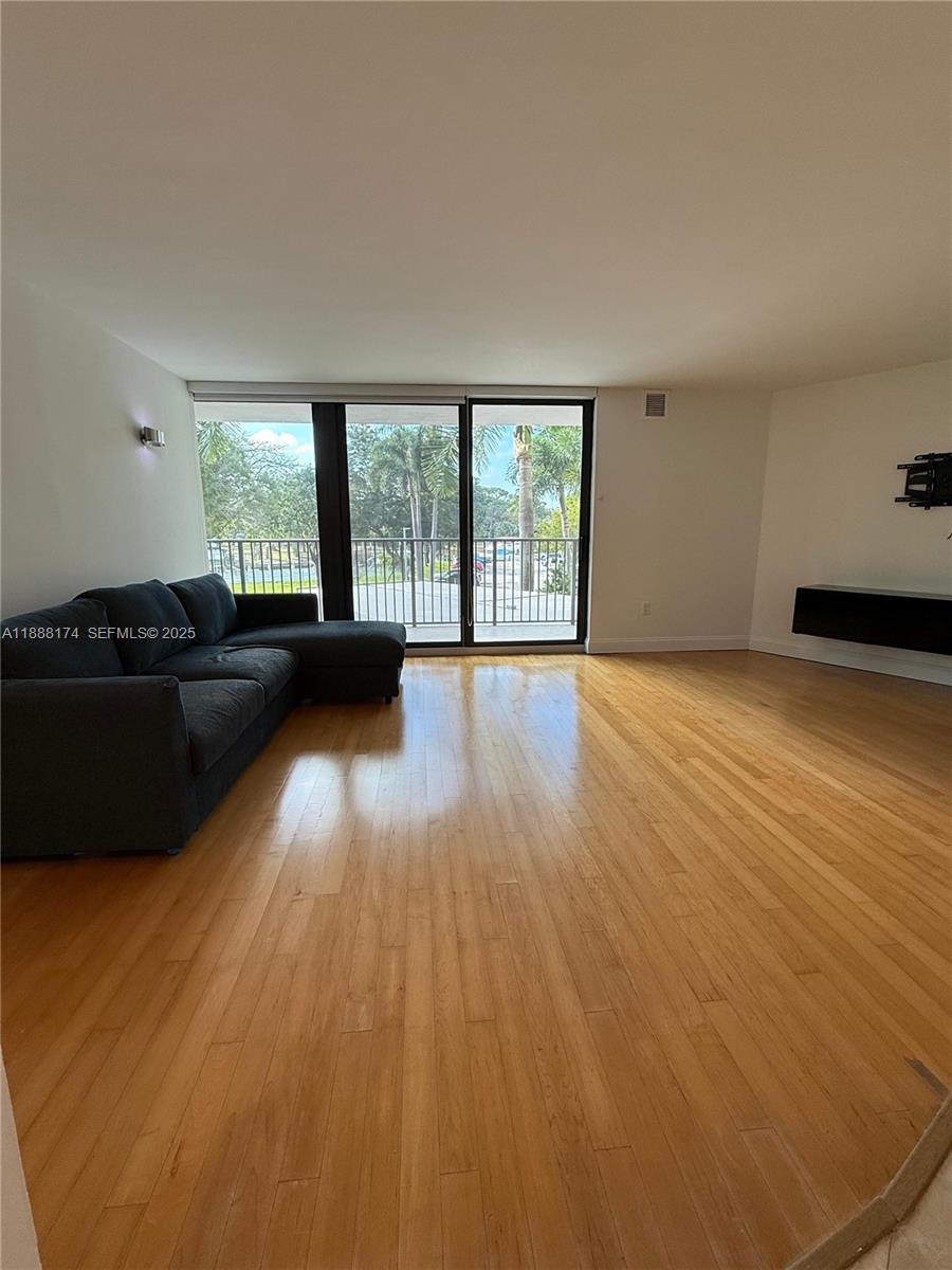 RIVER REACH CONDOMINIUM IV - Residential Lease