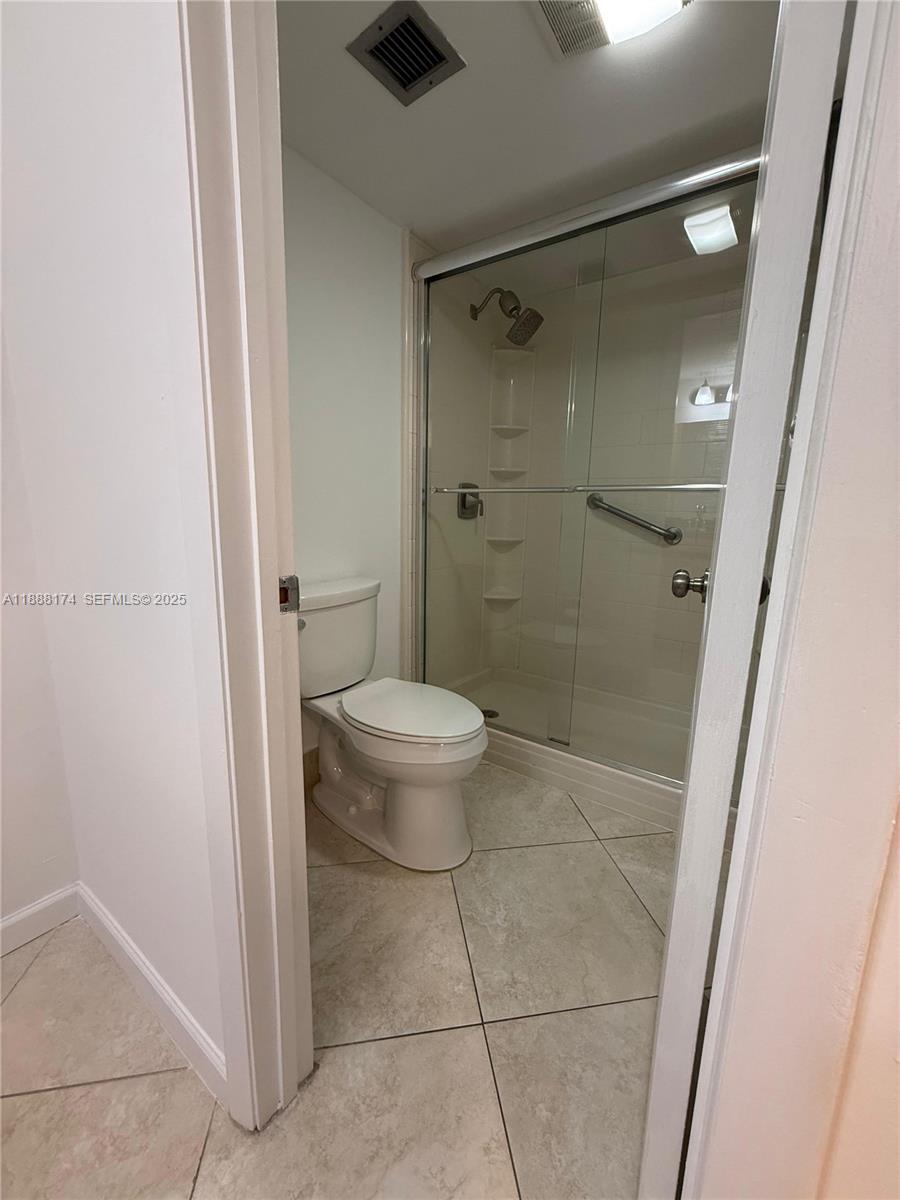 RIVER REACH CONDOMINIUM IV - Residential Lease