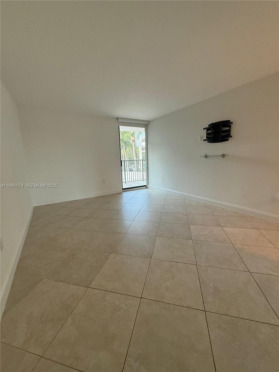 RIVER REACH CONDOMINIUM IV - Residential Lease