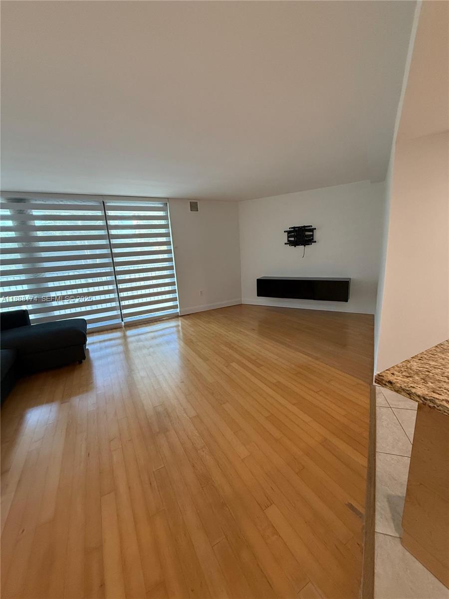 RIVER REACH CONDOMINIUM IV - Residential Lease