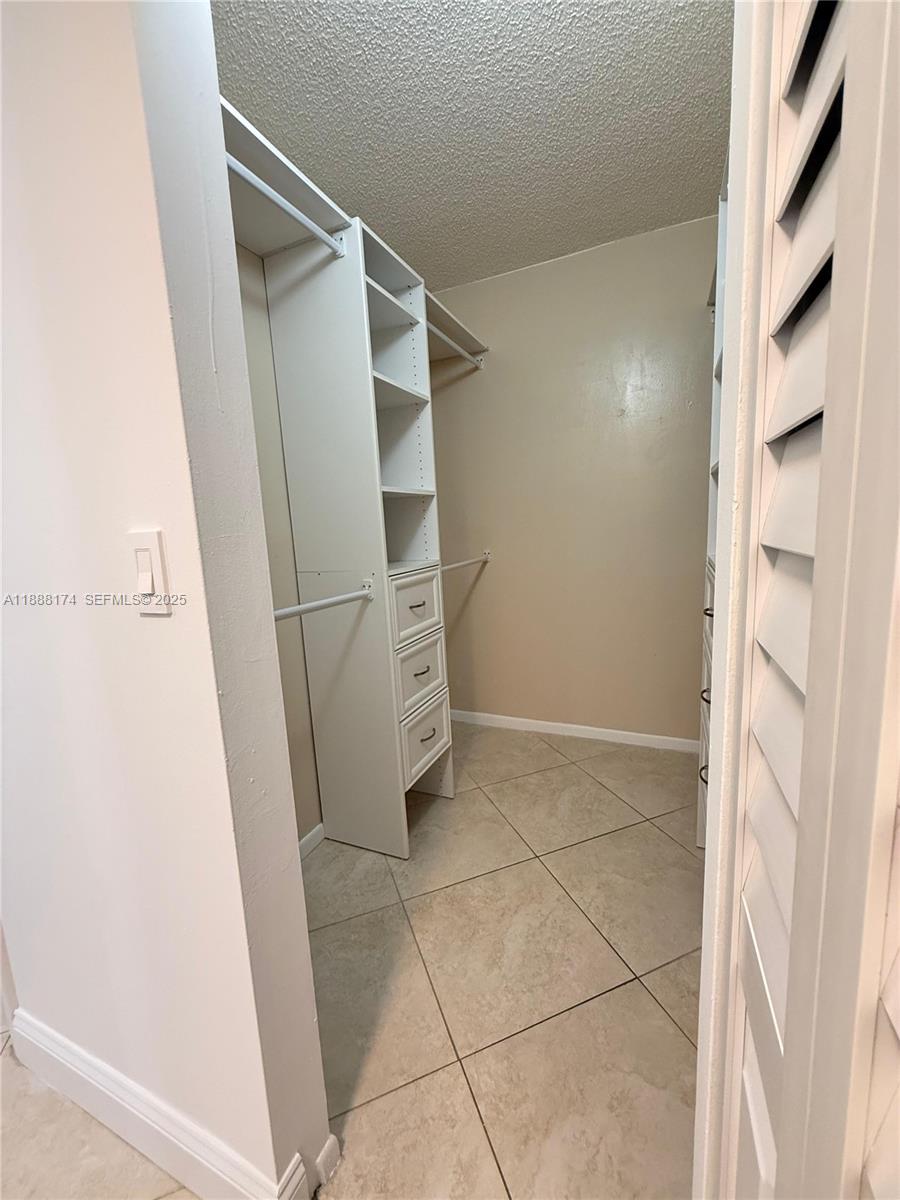 RIVER REACH CONDOMINIUM IV - Residential Lease