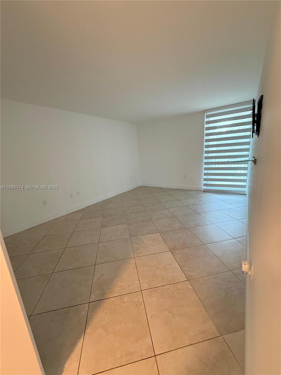 RIVER REACH CONDOMINIUM IV - Residential Lease