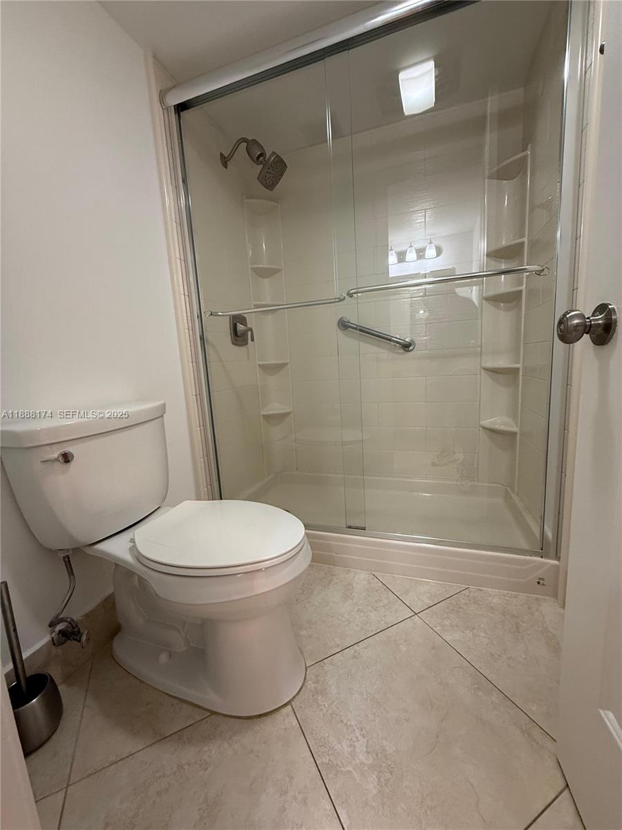 RIVER REACH CONDOMINIUM IV - Residential Lease