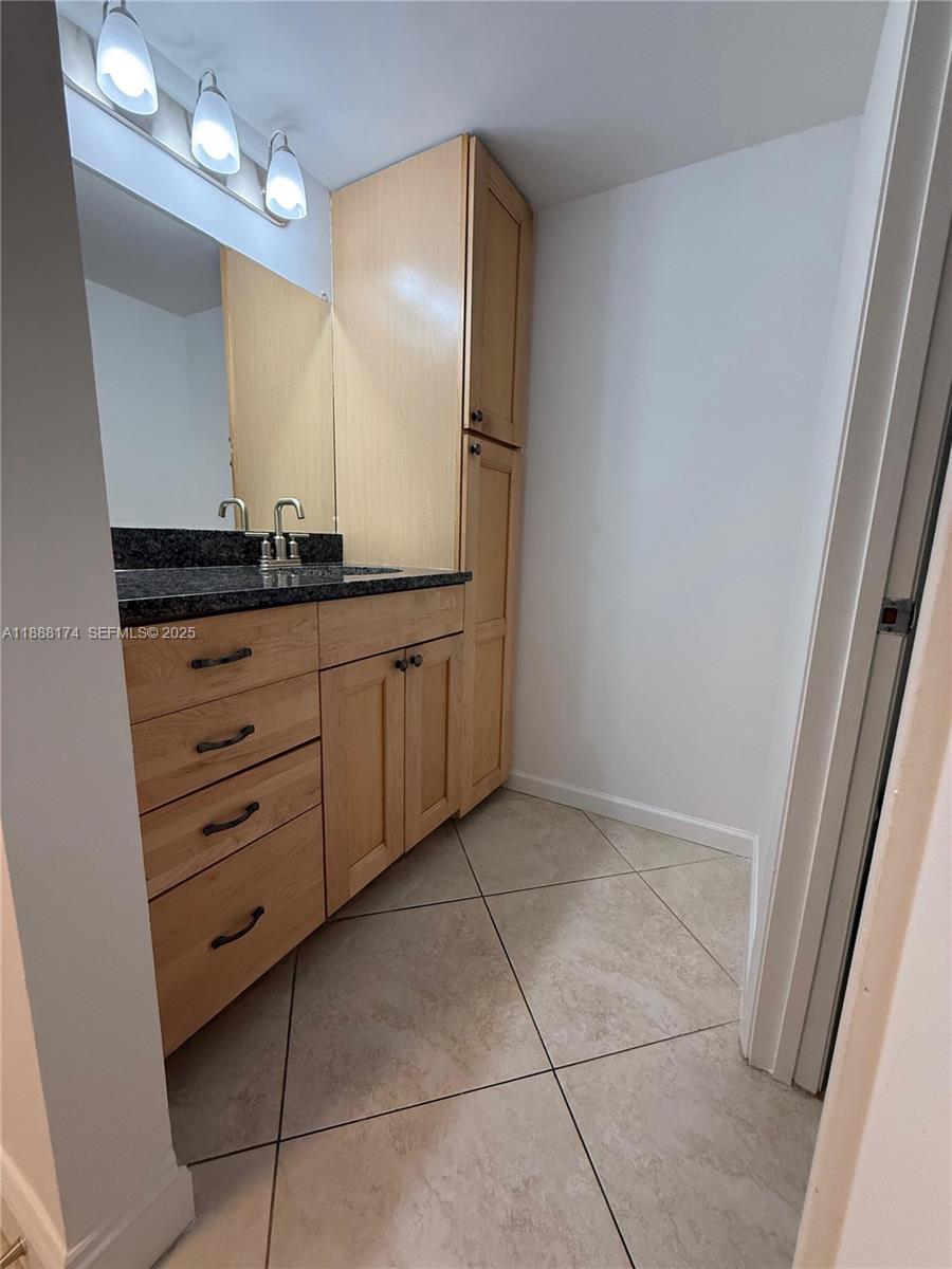 RIVER REACH CONDOMINIUM IV - Residential Lease