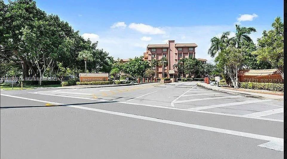 RIVER REACH CONDOMINIUM IV - Residential Lease