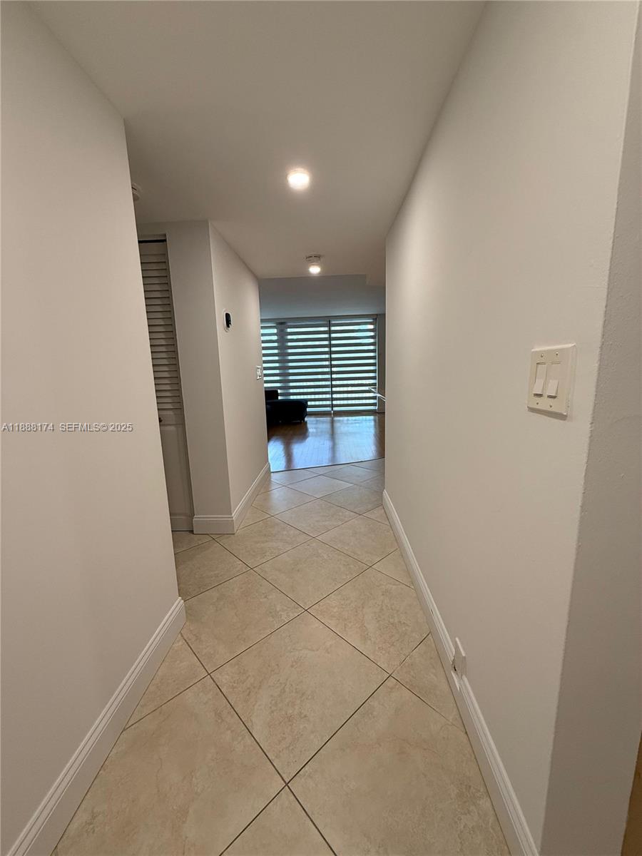 RIVER REACH CONDOMINIUM IV - Residential Lease