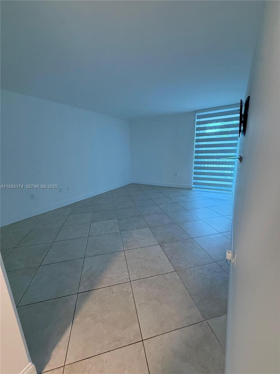 RIVER REACH CONDOMINIUM IV - Residential Lease